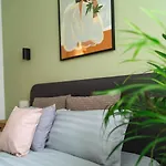 Echo - Old Town Centre I Cheap Carpark Nearby I Balcony * Bukarest