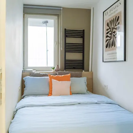 Echo - Old Town Centre I Cheap Carpark Nearby I Balcony Бухарест