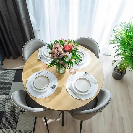 Echo - Old Town Centre I Cheap Carpark Nearby I Balcony * Bukarest
